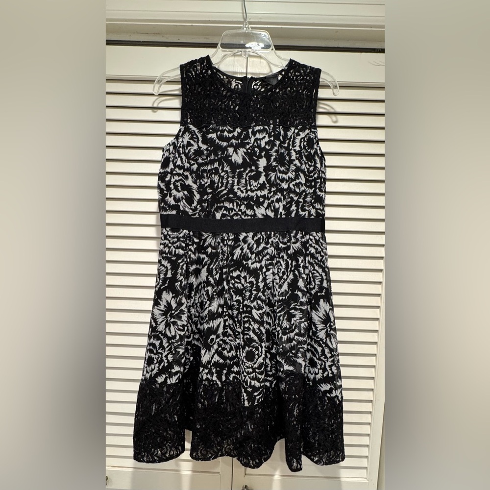 ANN TAYLOR PETITE—8P, Black/White Patterned Dress, w/ Black Lace & A-Line Cut